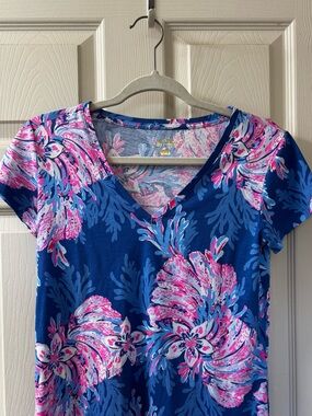Lilly Pulitzer Blue V‑Neck Short Sleeve Top with Pink Floral Swirl